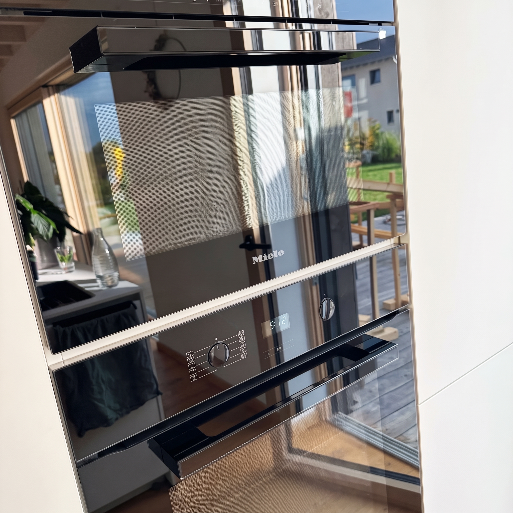 Cleaned oven front with mirroring glass door after a SaMa detail cleaning